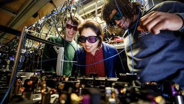 Kang-Kuen Ni with two students in her lab.